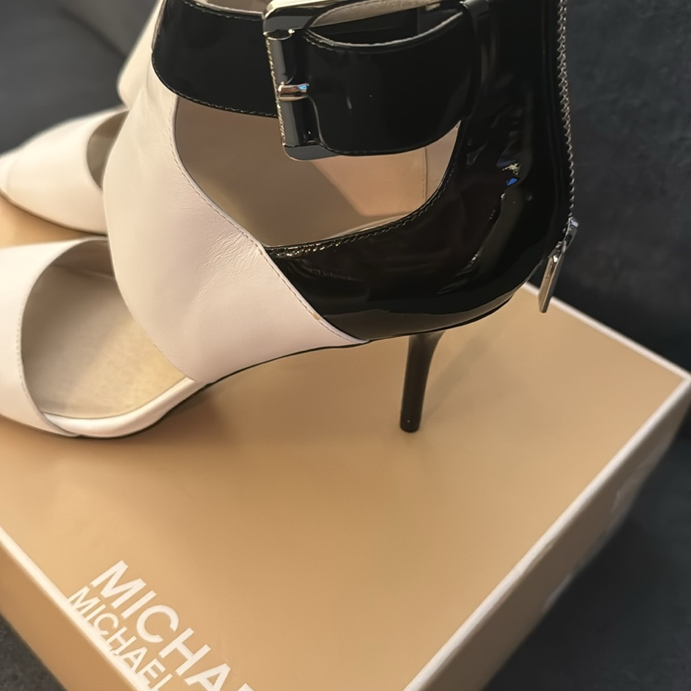 Michael Kors Landon open toe heel - Picture 2 of 10